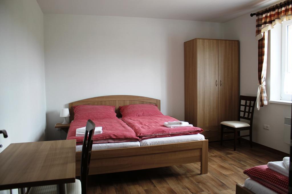 Hotel Penzion u sklepů Hovorany Esterno foto