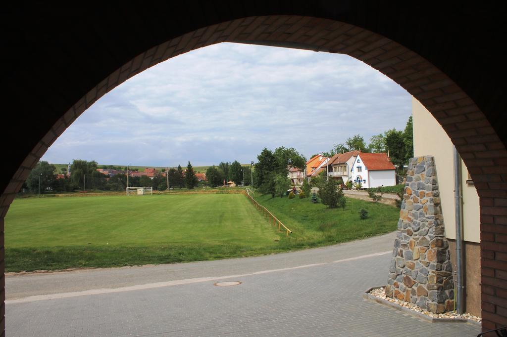 Hotel Penzion u sklepů Hovorany Esterno foto